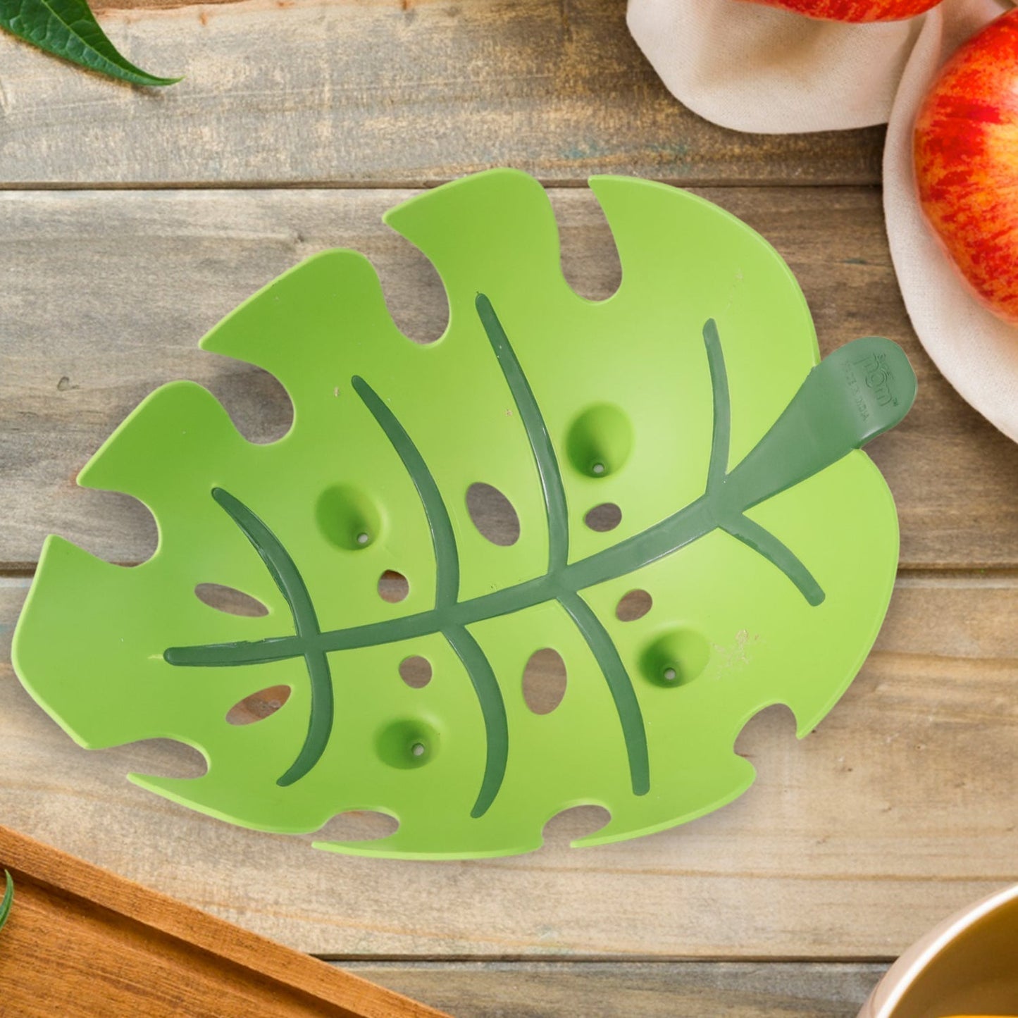 Supermom Leaf-Shaped Plastic Fruit Basket (1 Pc)