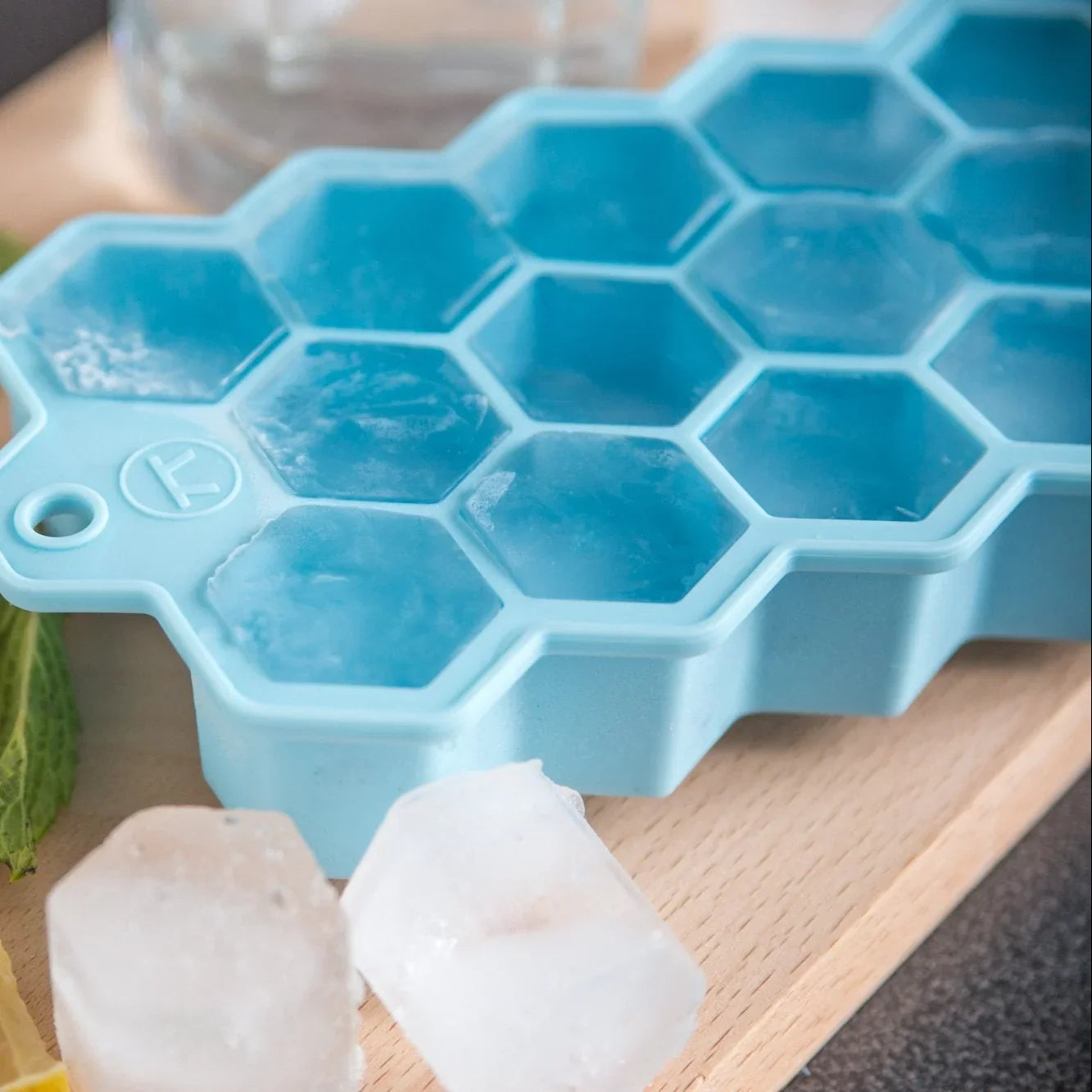 Honey Shape Silicone Ice Tray with Lid – Hexagon Ice Cube Mold, Flexible & BPA-Free (1 pcs)