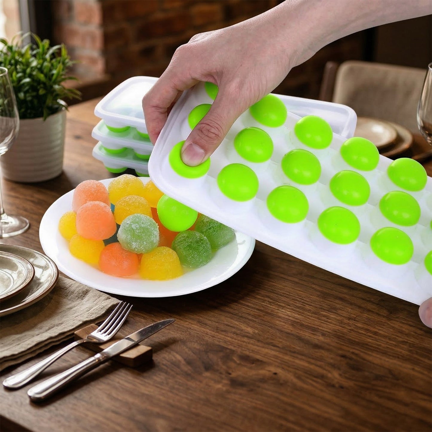 21 Grid Plastic Round Pop Ice Cube Tray with Lid (1 Pc)