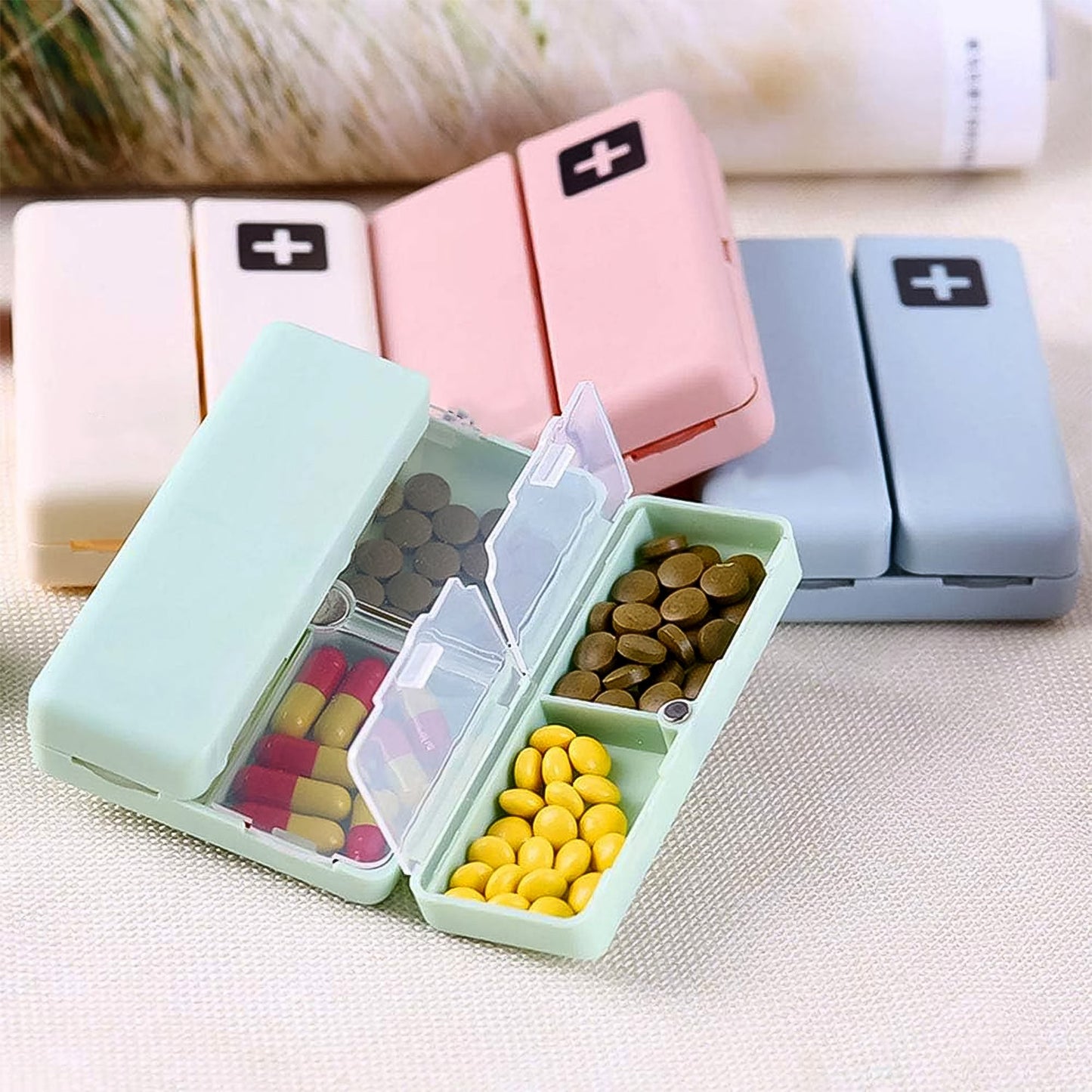 Magnetic Pill Organizer, 7 Compartments Portable Pill Case (1 Pc)