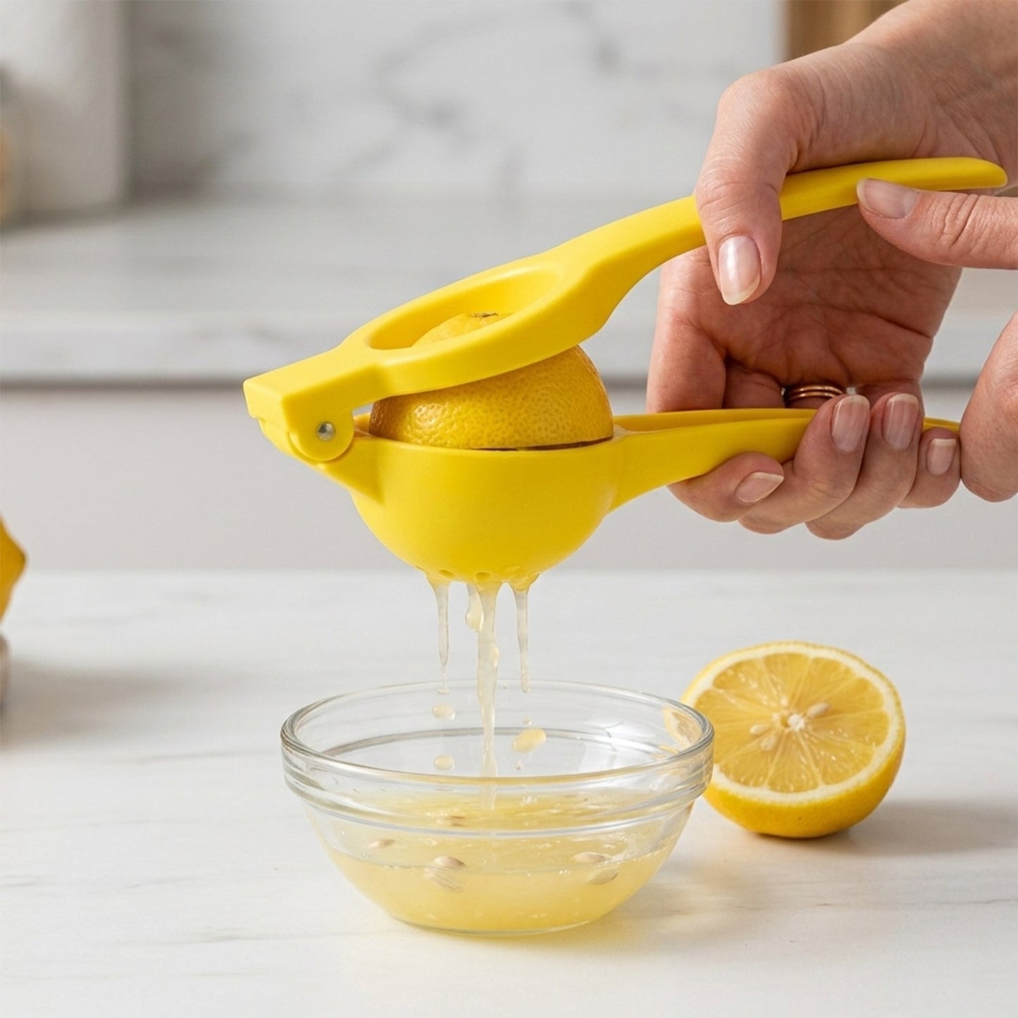 Konvex Hand Press Plastic Lemon Squeezer (1 Pc)