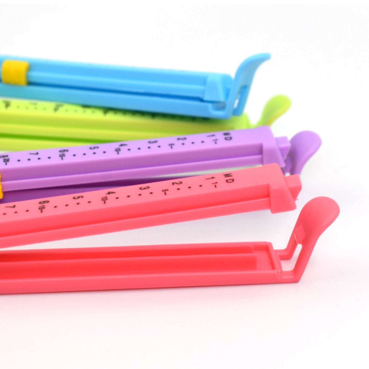 large Plastic Food Pouch Clip Sealer for Keeping Food Fresh for Home Kitchen Camping, Set of 4 (Multicolor)