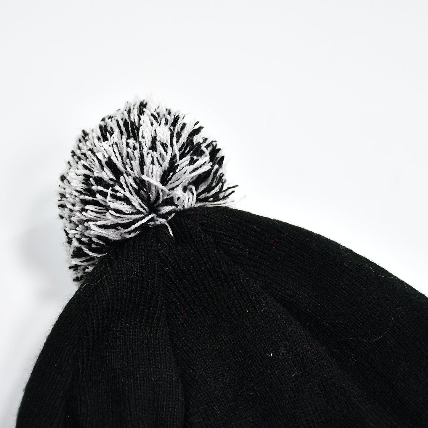 Men's and Women's Skull Slouchy Winter Woolen Knitted Black Inside Fur Beanie Cap.